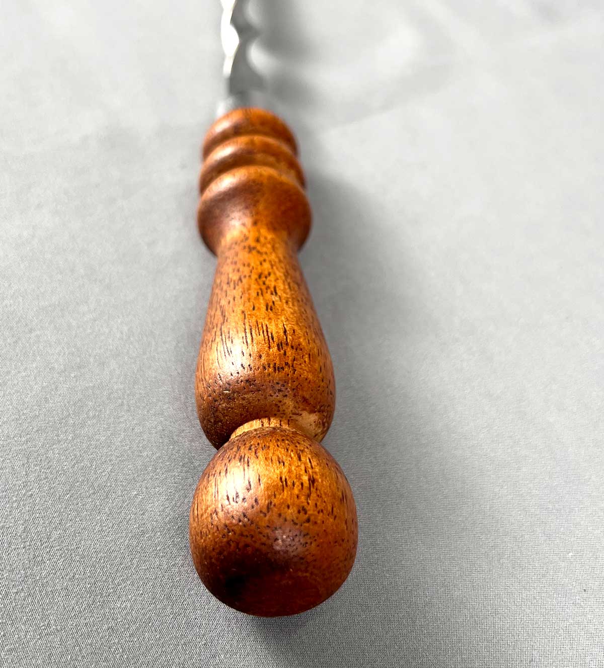 Schaschlikspieß, Fleischspieß, Edelstahlspieß. Mit Holzgriff