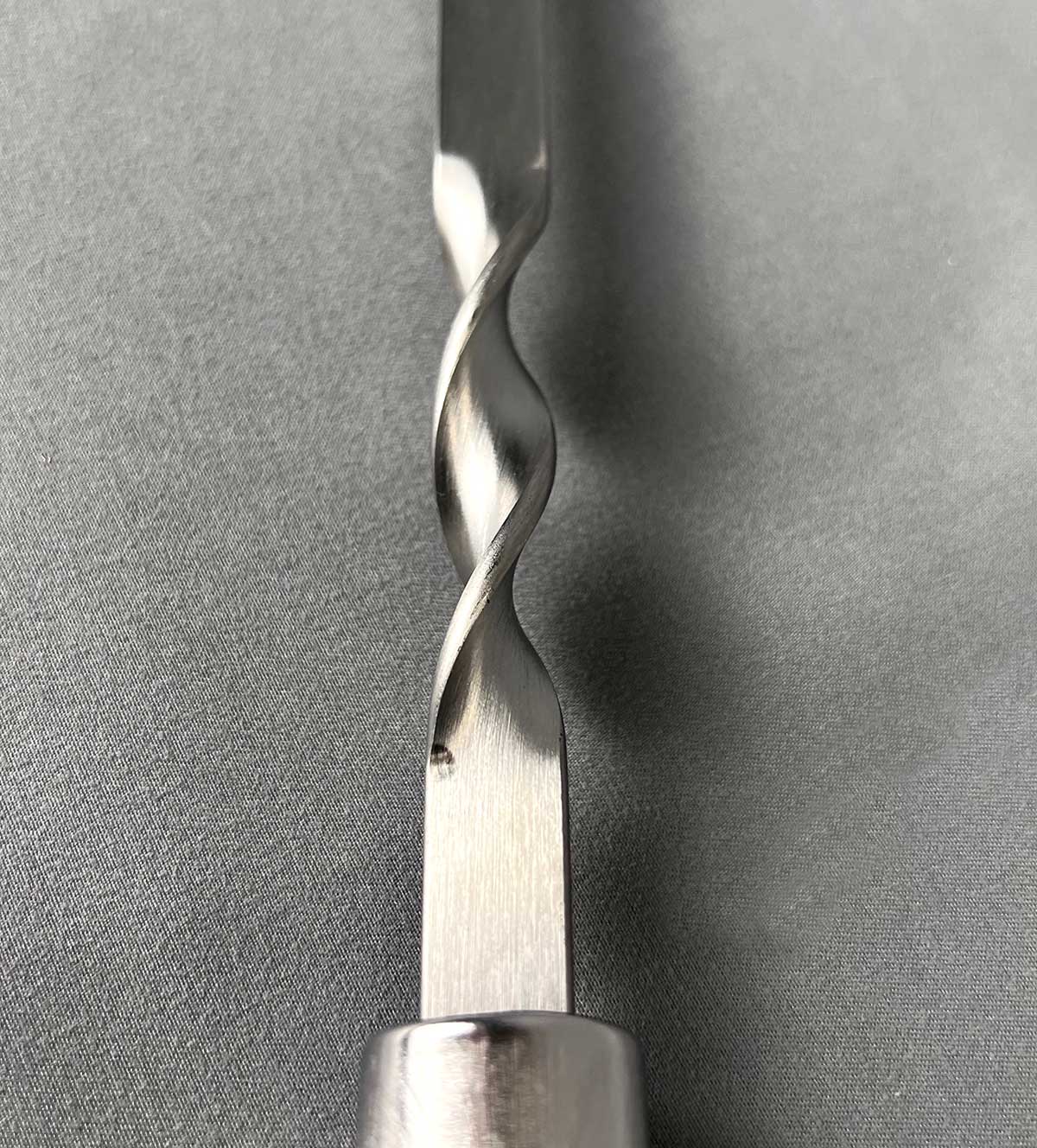 Schaschlikspieß, Fleischspieß, Edelstahlspieß. Mit Holzgriff