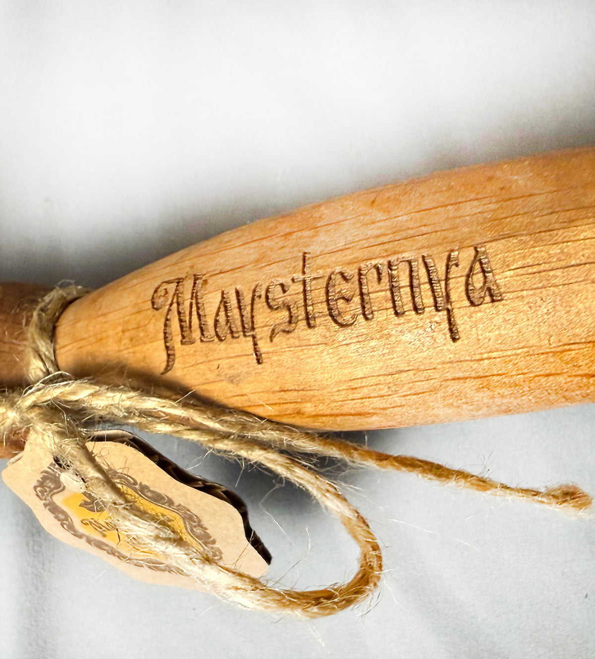 Gusseisenpfanne mit Holzgriff.